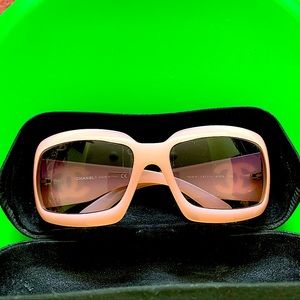 This authentic pastel pink Chanel sunglasses is in excellent condition